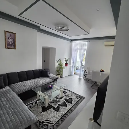 Sea View With Garage شقة *